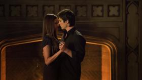 Durch ihre Verwandlung hat Elena (Nina Dobrev, l.) sich grundlegend verändert und verspürt plötzlich ein seltsam starkes Verlangen nach Damon (Ian Somerhalder, r.) ... © Warner Brothers Durch ihre Verwandlung hat Elena (Nina Dobrev, l.) sich grundlegend verändert und verspürt plötzlich ein seltsam starkes Verlangen nach Damon (Ian Somerhalder, r.) ... © Warner Brothers