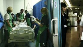 Geschichten, die das Leben schreibt: 70 Kameras fangen den spannenden und dramatischen Alltag der Notaufnahme im King College Hospital in London ein. © Sixx / Shine International Geschichten, die das Leben schreibt: 70 Kameras fangen den spannenden und dramatischen Alltag der Notaufnahme im King College Hospital in London ein. © Sixx / Shine International