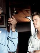 Diagnose: Mord - Mark (Dick Van Dyke, l.) und Jesse (Charlie Schlatter, r.) begutachten ein Beweisstück. © Viacom