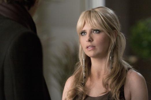 Ringer - Bridget (Sarah Michelle Gellar, r.) versteht die Welt nicht mehr, als Henry (Kristoffer Polaha, l.) ihr Dinge vorwirft, die sie nicht getan hat. Ahnt sie, dass Siobhan ihre Finger im Spiel hat? © 2011 THE CW NETWORK, LLC. ALL RIGHTS RESERVED