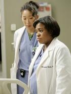 Grey's Anatomy - Die jungen Ärzte - Kümmern sich um eine Mörderin: Cristina (Sandra Oh, l.) und Dr. Bailey (Chandra Wilson, r.) ... © Touchstone Television
