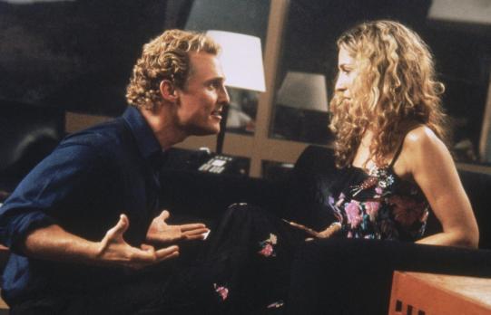 Sex and the City - Carrie (Sarah Jessica Parker, r.) wird von Matthew McConaugheys (Matthew McConaugheys, l.) wirrer Vorstellung, ihre Kolumne zu verfilmen, völlig überrumpelt. Soll sie diesem Menschen ihre Story in die Hand geben, der absolut nichts versteht? © Paramount Pictures