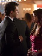 Vampire Diaries - Damon (Ian Somerhalder, l.) macht die Gefühlskälte von Elena (Nina Dobrev, r.) zu schaffen ...