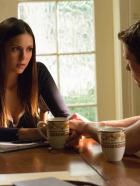 Vampire Diaries - Mit Jeremy hat Elena (Nina Dobrev, l.) auch das letzte Mitglied ihrer Familie verloren. Kann Matt (Zach Roerig, l.) ihr helfen mit all dem fertig zu werden? © Warner Brothers