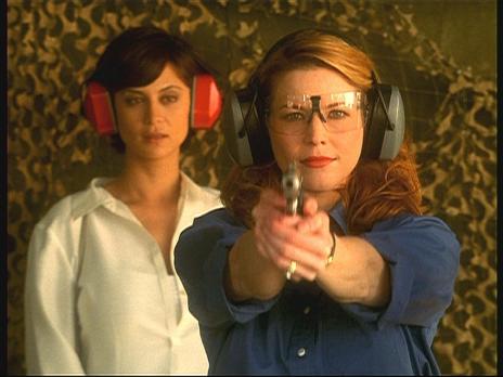 J.A.G. - Im Auftrag der Ehre - Mac (Catherine Bell, l.) beobachtet Olivia Dunston (Kristen Dalton, r.), die Frau des Colonels, bei Schießübungen. © CBS Television