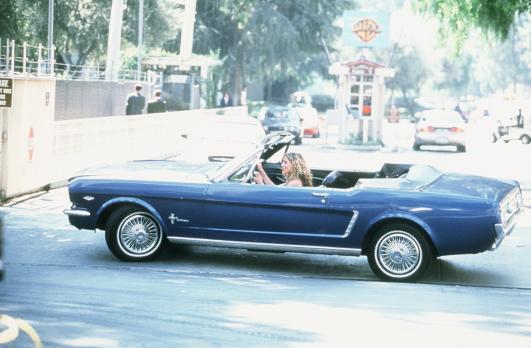 Sex and the City - Kurz vor der Produktionsgesellschaft entscheidet sich Carrie (Sarah Jessica Parker) dagegen, den reichlich neurotischen Filmleuten ihre Kolumnen anzuvertrauen und kehrt mit dem Mustang um. © Paramount Pictures