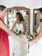 Im Brautkleid meiner Schwester - Um kurz vor ihrer Hochzeit noch eine letzte Aussprache mit ihrem Ex-Freund in Paris führen zu können, bittet Sophie (Alissa Jung, l.) ihre lang verschollene Zwillingsschwester Sina (Alissa Jung; r.) für 24 Stunden ihre Rolle zu übernehmen. Mit weitreichenden Folgen ... © Stephan Rabold SAT.1