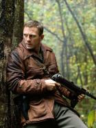 Unbeugsam - Defiance - Auf der Flucht vor den Nazis verstecken sich der Jude Tuvia Bielski (Daniel Craig) und seine Brüder im Jahr 1941 in den undurchdringlichen Wäldern von Nalibaki, die damals zu Polen gehörten. Hunderte Leidensgenossen stoßen zu ihnen. Während sein Bruder eine Partisanengruppe bildet, die den Kampf gegen die Deutschen aufnimmt, baut Tuvia in dem Urwaldgebiet einen gut organisierten Kibbuz auf ... © 2009 Constantin Film Verleih