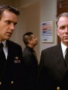 J.A.G. - Im Auftrag der Ehre - Admiral Spencer (John Getz, r.) und Harm Rabb (David James Elliott) bezweifeln, ob sie den Prozess gewinnen. © CBS Television