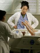 Grey's Anatomy - Die jungen Ärzte - Gemeinsam kümmern sich Cristina (Sandra Oh, M.) und Dr. Bailey (Chandra Wilson, l.) um Constance Ferguson (Rosanna Arquette, r.), eine Mörderin, die, um der Einzelhaft zu entkommen, mehrere Rasierklingen geschluckt hat ... © Touchstone Television