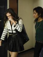 Ringer - Was ist nur mit Juliet (Zoey Deutch, l.) los? Andrea (Chelsea Tavares, r.) macht sich Sorgen um ihre Freundin, die sich plötzlich äußerst seltsam verhält ... © 2011 THE CW NETWORK, LLC. ALL RIGHTS RESERVED