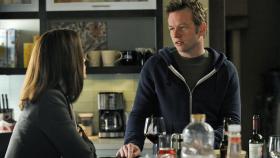 Good Wife - Alicia (Julianna Margulies, l.) erhält Unterstützung von ihrem Bruder Owen Cavanaugh (Dallas Roberts, r.) ... © CBS Broadcasting Inc. All Rights Reserved Good Wife - Alicia (Julianna Margulies, l.) erhält Unterstützung von ihrem Bruder Owen Cavanaugh (Dallas Roberts, r.) ... © CBS Broadcasting Inc. All Rights Reserved
