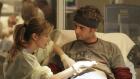 Meredith (Ellen Pompeo, l.) behandelt Viper (Callum Blue, r.), der sich bei einem illegalen Radrennen verletzt hat ... © Touchstone Television