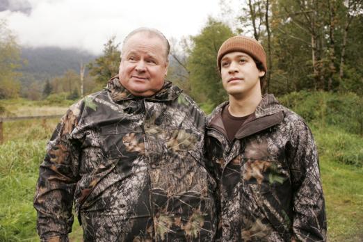 Grey's Anatomy - Die jungen Ärzte - Gehen gemeinsam auf die traditionelle O'Malley-Truthahn-Jagd: George (T.R. Knight, r.), sein Vater (George Dzundza, l.) ... © Touchstone Television