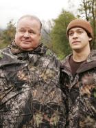 Grey's Anatomy - Die jungen Ärzte - Gehen gemeinsam auf die traditionelle O'Malley-Truthahn-Jagd: George (T.R. Knight, r.), sein Vater (George Dzundza, l.) ... © Touchstone Television