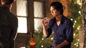 Vampire Diaries - Feiert zusammen mit Elenas Freunden ihren 18. Geburtstag: Damon (Ian Somerhalder) © © Warner Bros. Entertainment Inc.