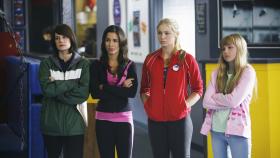 Wollen Marty zur Rede stellen und ihn zur Rückkehr bewegen (v.l.n.r.): Emily (Chelsea Hobbs), Kylie (Josie Loren), Payson (Ayla Kell) und Becca (Mia Rose Frampton) © 2009 DISNEY ENTERPRISES, INC. All rights reserved. NO ARCHIVING. NO RESALE. Wollen Marty zur Rede stellen und ihn zur Rückkehr bewegen (v.l.n.r.): Emily (Chelsea Hobbs), Kylie (Josie Loren), Payson (Ayla Kell) und Becca (Mia Rose Frampton) © 2009 DISNEY ENTERPRISES, INC. All rights reserved. NO ARCHIVING. NO RESALE.