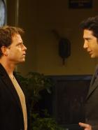 Friends - Um eine Prüfung zu bestehen, stellt Dr. Hobart (Greg Kinnear, l.) Ross (David Schwimmer, r.) vor eine unfaire Wahl ... © 2003 Warner Brothers International Television