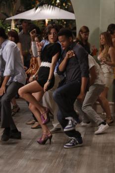 90210 - Silver (Jessica Stroup, l.) und Dixon (Tristan Wilds, r.) haben ihre Differenzen geklärt und haben wieder Spaß miteinander - doch der Abend ist noch lang... © TM &   CBS Studios Inc. All Rights Reserved