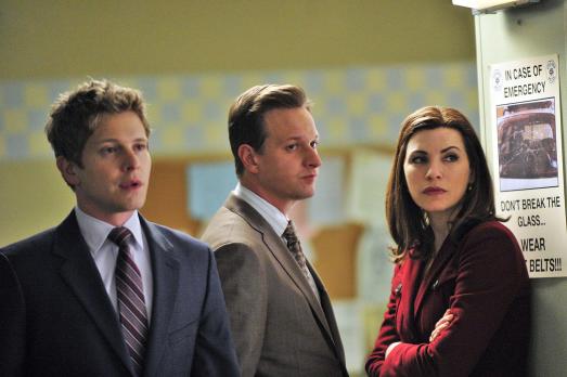 Good Wife - Cary (Matt Czuchry, l.) arbeitet mal wieder mit hinterlistigen Mitteln. Alicia (Julianna Margulies, r.) und Will (Josh Charles, M.) müssen sich eine neue Strategie für den aktuellen Fall überlegen. © 2010 CBS Broadcasting Inc. All Rights Reserved.