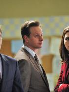 Good Wife - Cary (Matt Czuchry, l.) arbeitet mal wieder mit hinterlistigen Mitteln. Alicia (Julianna Margulies, r.) und Will (Josh Charles, M.) müssen sich eine neue Strategie für den aktuellen Fall überlegen. © 2010 CBS Broadcasting Inc. All Rights Reserved.