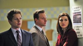 Cary (Matt Czuchry, l.) arbeitet mal wieder mit hinterlistigen Mitteln. Alicia (Julianna Margulies, r.) und Will (Josh Charles, M.) müssen sich eine neue Strategie für den aktuellen Fall überlegen. © 2010 CBS Broadcasting Inc. All Rights Reserved. Cary (Matt Czuchry, l.) arbeitet mal wieder mit hinterlistigen Mitteln. Alicia (Julianna Margulies, r.) und Will (Josh Charles, M.) müssen sich eine neue Strategie für den aktuellen Fall überlegen. © 2010 CBS Broadcasting Inc. All Rights Reserved.