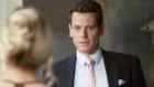 Ringer - Ahnt Andrew Martin (Ioan Gruffudd, r.), dass Bridget Kelly (Sarah Michelle Gellar, l.), die er nach wie vor für seine Frau Siobhan hält, etwas zu verbergen hat? © 2011 THE CW NETWORK, LLC. ALL RIGHTS RESERVED