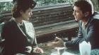 J.A.G. - Im Auftrag der Ehre - Mac (Catherine Bell, l.) reagiert verwirrt, als plötzlich ihr Ehemann Christopher Ragle (Joe Lando, r.) wieder auftaucht. © CBS Television