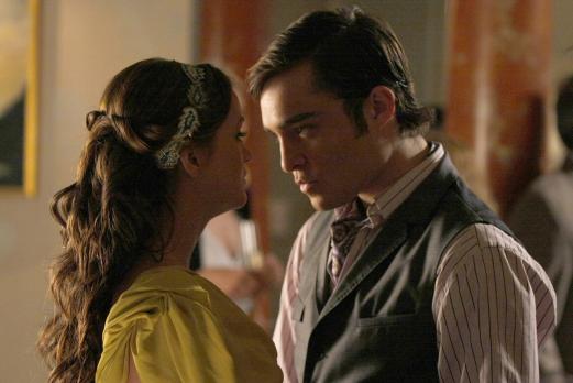 Gossip Girl - Chuck (Ed Westwick, r.) ist so sehr in Blair (Leighton Meester, l.) verliebt, dass sogar seine Männlichkeit darunter leidet ... © Warner Brothers