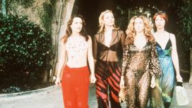 Nachdem Carrie (Sarah Jessica Parker, 2.v.r.) das Angebot der Filmproduktionsfirma abgelehnt hat, verbringt sie mit Charlotte (Kristin Davis, l.), Sam (Kim Cattrall, 2.v.l.) und Miranda (Cynthia Nixon, r.) Ferien in L. A. © Paramount Pictures Nachdem Carrie (Sarah Jessica Parker, 2.v.r.) das Angebot der Filmproduktionsfirma abgelehnt hat, verbringt sie mit Charlotte (Kristin Davis, l.), Sam (Kim Cattrall, 2.v.l.) und Miranda (Cynthia Nixon, r.) Ferien in L. A. © Paramount Pictures