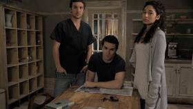 (1. Staffel) - Haben ein dunkles Geheimnis: Aidan (Sam Witwer, M.), Josh (Sam Huntington, l.) und Sally (Meaghan Rath, r.) ... © Syfy Channel