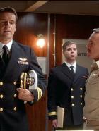 J.A.G. - Im Auftrag der Ehre - Harm Rabb (David James Elliott, l.) blitzt bei Captain Ingles (Gary Graham, r.) ab, der sich nicht in die Karten schauen läßt. © CBS Television