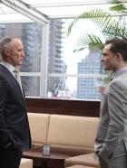 Gossip Girl - Bart Bass (Robert John Burke, l.) gibt zu, dass er stolz auf Chuck (Ed Westwick, r.) ist. Er habe während seiner Abwesenheit das Bass-Imperium solide aufrechterhalten ... © Warner Bros. Television