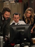 Mad Love - Was haben Larry (Tyler Labine, l.), Kate (Sarah Chalke, r.) und Nick (Joe Lo Truglio, M.) nur vor? © CPT Holdings, Inc. All Rights Reserved.