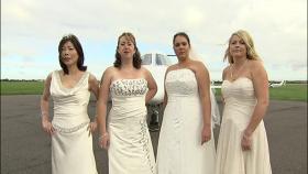 Welche Braut trägt das schönste Kleid? Wer hat die leckerste Hochzeitstorte? Welches Paar hat die ergreifendste Hochzeitszeremonie? Vier Bräute treten an, im Wettkampf um das schönste Hochzeitsfest. Welche Braut trägt das schönste Kleid? Wer hat die leckerste Hochzeitstorte? Welches Paar hat die ergreifendste Hochzeitszeremonie? Vier Bräute treten an, im Wettkampf um das schönste Hochzeitsfest.
