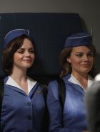 PAN AM - Nicht einmal die selbstsichere Maggie Ryan (Christina Ricci, l.) kann Laura Camerons (Margot Robbie, r.) Nervosität verscheuchen ... © 2011 Sony Pictures Television Inc.  All Rights Reserved.
