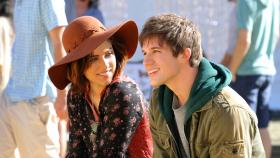 Silver (Jessica Stroup, l.) kann sich immer noch nicht entschließen, den von Dr. Hall empfohlenen Krebs-Gen-Test zu machen. Wird sie sich Liam (Matt Lanter, r.) anvertrauen? © 2011 The CW Network. All Rights Reserved. Silver (Jessica Stroup, l.) kann sich immer noch nicht entschließen, den von Dr. Hall empfohlenen Krebs-Gen-Test zu machen. Wird sie sich Liam (Matt Lanter, r.) anvertrauen? © 2011 The CW Network. All Rights Reserved.