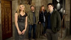 (1. Staffel) - Müssen einige Hindernisse überwinden, um ihre große Liebe zu finden: Ben (Jason Biggs, vorne r.), Kate (Sarah Chalke, vorne l.) Connie (Judy Green, hinten r.) und Larry (Tyler Labine, hinten l.) ... © CPT Holdings, Inc. All Rights Reserved. (1. Staffel) - Müssen einige Hindernisse überwinden, um ihre große Liebe zu finden: Ben (Jason Biggs, vorne r.), Kate (Sarah Chalke, vorne l.) Connie (Judy Green, hinten r.) und Larry (Tyler Labine, hinten l.) ... © CPT Holdings, Inc. All Rights Reserved.