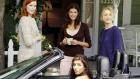 Desperate Housewives - Ihrer verstorbenen Freundin Mary Alice zu Ehren, organisieren Lynette (Felicity Huffman, r.), Gabrielle (Eva Longoria, vorne.), Susan (Teri Hatcher, M.) und Bree (Marcia Cross, l.) eine Party ... © Touchstone Television