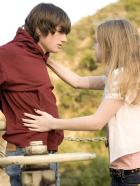 Winged Creatures - Müssen sich mit den Folgen eines Amoklaufs auseinander setzen: Anne (Dakota Fanning, r.) und Jimmy (Josh Hutcherson, l.) ... © Constantin Film Verleih