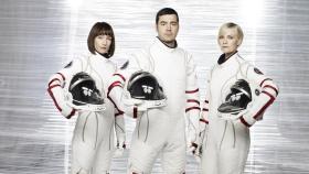 Defying Gravity - Liebe im Weltall - Begeben sich auf das Abenteuer ihres Lebens: Maddux (Ron Livingston, M.), Nadia (Florentine Lahme, l.) und Zoe (Laura Harris, r.) ... © 2009 Fox Television Studios.