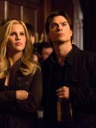 Vampire Diaries - Mal wieder gelingt es Damon (Ian Somerhalder, r.) zu Rebekah (Claire Holt, l.) im falschen Moment genau das Falsche zu sagen ... © Warner Brothers