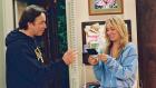 Eigentlich wollte Paul (John Ritter, l.) in Ruhe ein Footballspiel ansehen, doch seine Tochter Bridget (Kaley Cuoco, r.) sorgt dafür das dies nicht der Fall ist ... © ABC, Inc.
