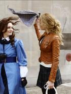 Gossip Girl - Blair (Leighton Meester, l.) hat beschlossen nicht nach Frankreich zu gehen. Aus Scham vor Sticheleien am ersten Schultag verhüllt sie sich, doch Serena (Blake Lively, r.) überzeugt sie, mit erhobenen Hauptes die Schule zu betreten ... © Warner Bros. Television
