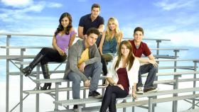 (3. Staffel) - Wenn es darauf ankommt, halten die Freunde Adrian Lee (Francia Raisa, l.), Jack Pappas (Greg Finley, hinten 2.v.l.), Ricky Underwood (Daren Kagasoff, vorne 2.v.l.), Grace Bowman (Megan Park, 3.v.r.), Amy Juergens (Shailene Woodley, 2.v.r.) und Ben Boykewich (Ken Baumann, r.) immer zusammen. © 2009 DISNEY ENTERPRISES, INC. All rights reserved. NO ARCHIVING. NO RESALE.