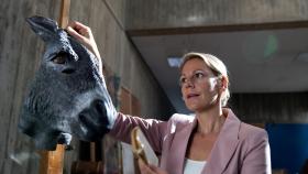 16 über Nacht! - Als Claire (Sophie Schütt) sich in ihre Schulzeit zurückversetzt, in die Zeit, als sie als Shakespeares "Titania" ihren Frank erobern konnte, passiert das Unglaubliche: Sie verwandelt sich in das 16-jährige Mädchen von damals ... © Maor Waisburd SAT.1 16 über Nacht! - Als Claire (Sophie Schütt) sich in ihre Schulzeit zurückversetzt, in die Zeit, als sie als Shakespeares "Titania" ihren Frank erobern konnte, passiert das Unglaubliche: Sie verwandelt sich in das 16-jährige Mädchen von damals ... © Maor Waisburd SAT.1