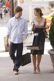 Gossip Girl - Nate (Chace Crawford, l.) versteht sich blendend mit der älteren Catherine (Mädchen Amick, r.) - dennoch möchte er die Affäre möglichst bald beenden ... © Warner Brothers
