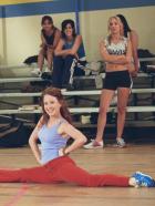 Meine wilden Töchter - Ebenso wie Ihre Schwester Bridget versucht Kerry (Amy Davidson, vorne) den Platz bei den Cheerleadern zu bekommen ... © ABC, Inc.
