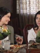 Make It or Break It - In ihrer Zimmergenossin Maeve (Alice Greczyn, l.) findet Kaylie (Josie Loren, r.) eine Verbündete ... © 2011 Disney Enterprises, Inc. All rights reserved.