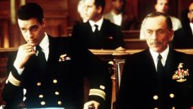 J.A.G. - Im Auftrag der Ehre - Harm Rabb (David James Elliott, l.) hält zu Chief Paul Bauwer (Bruce Weitz, r.), einem gestrauchelten Marine-Veteranen. © CBS Television J.A.G. - Im Auftrag der Ehre - Harm Rabb (David James Elliott, l.) hält zu Chief Paul Bauwer (Bruce Weitz, r.), einem gestrauchelten Marine-Veteranen. © CBS Television